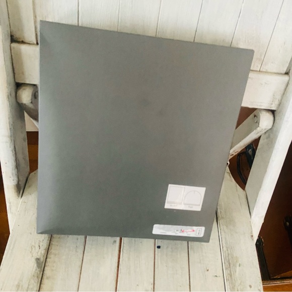 Michael Kors hat and scarf set box - Picture 3 of 6